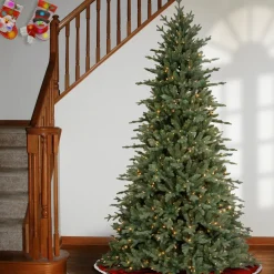 Pre-Lit Christmas Trees*The Holiday Aisle 7' 6" H Green Realistic Artificial Spruce Christmas Tree With 650 Lights