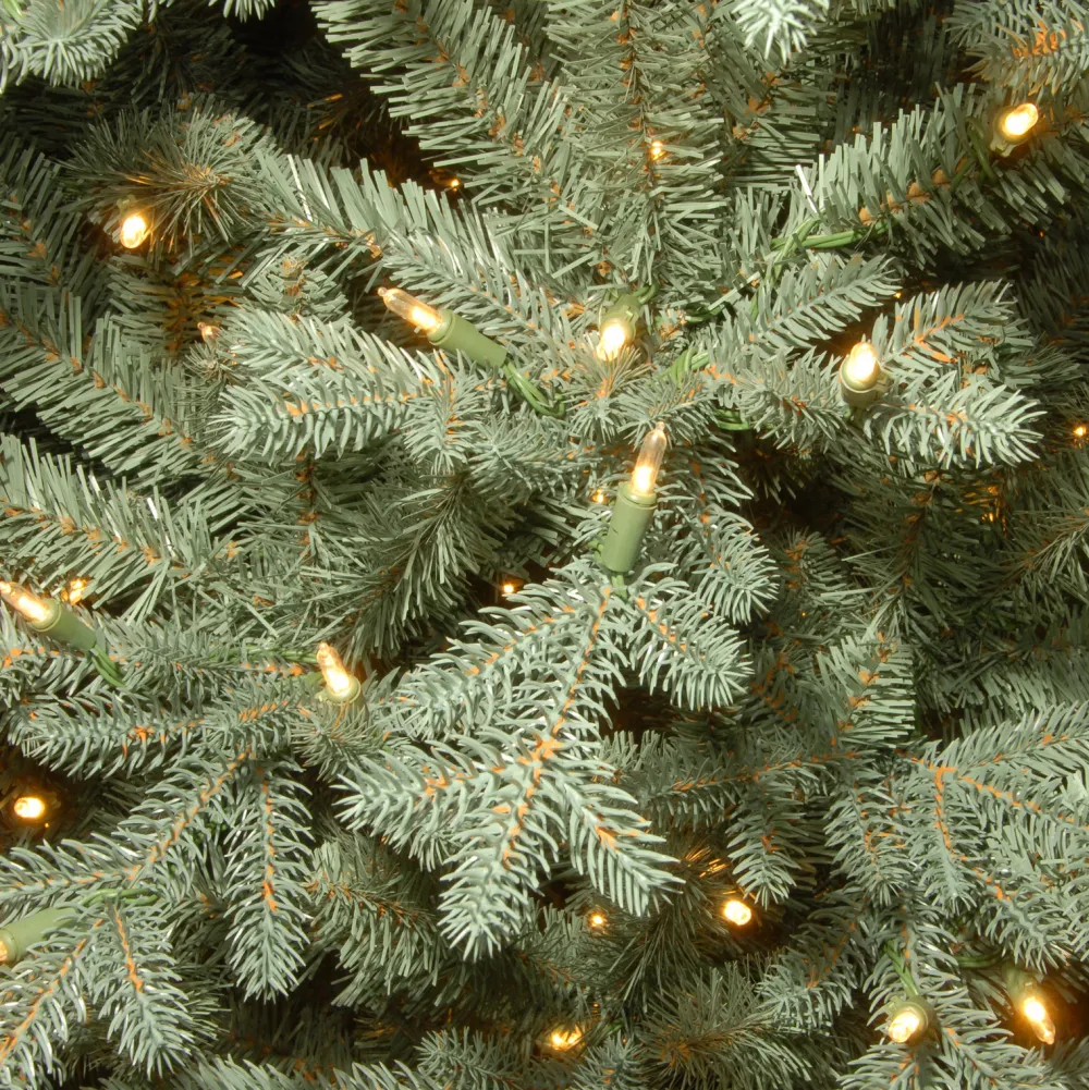Pre-Lit Christmas Trees*The Holiday Aisle 7' 6" H Green Realistic Artificial Spruce Christmas Tree With 650 Lights