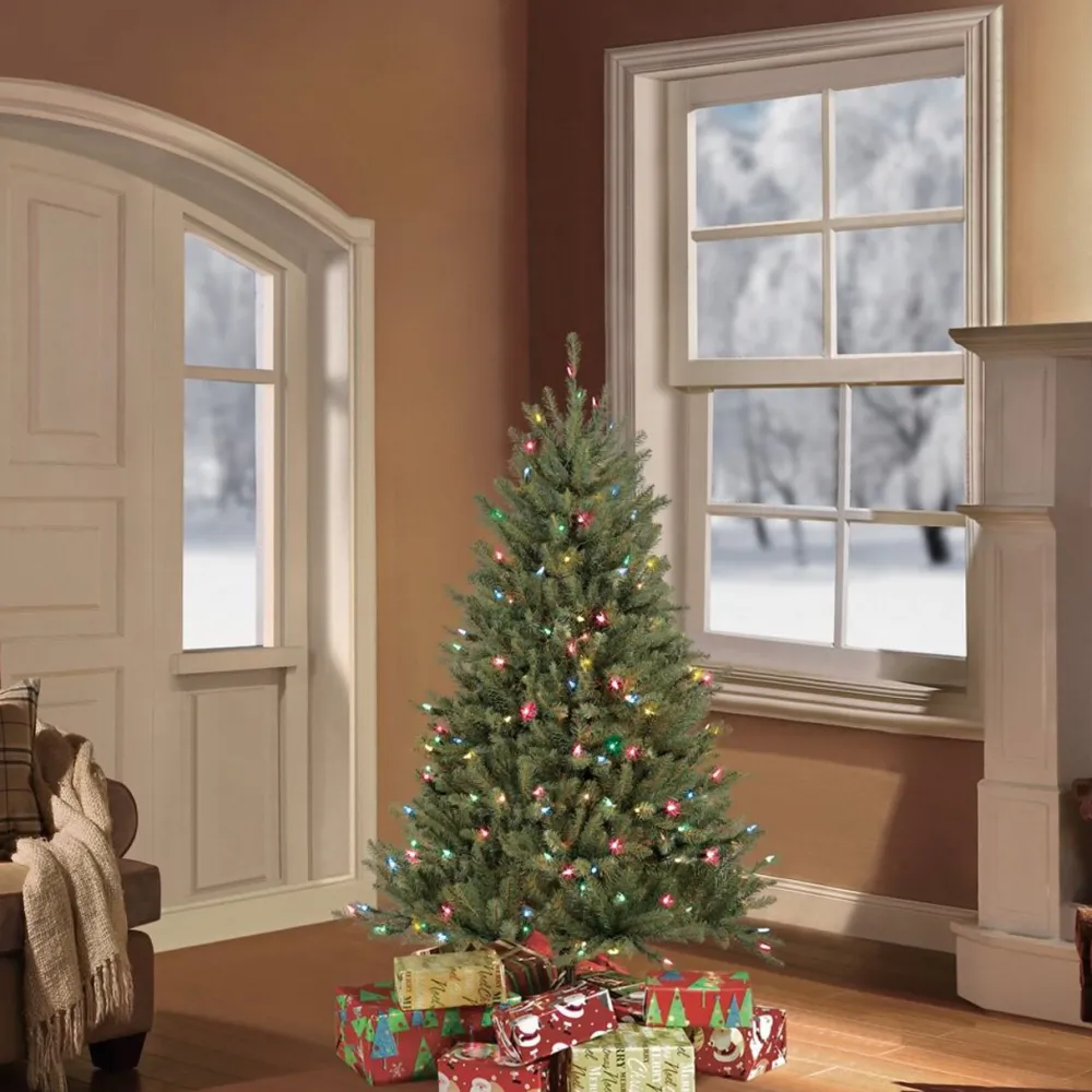 Pre-Lit Christmas Trees*The Holiday Aisle 4.5' H Green Realistic Artificial Fir Trees Christmas Tree With 250 Lights