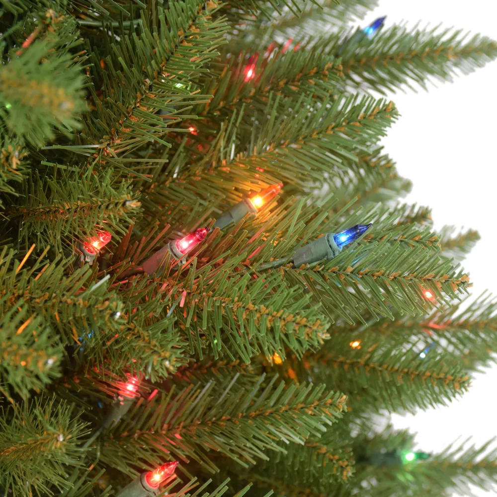 Pre-Lit Christmas Trees*The Holiday Aisle 4.5' H Green Realistic Artificial Fir Trees Christmas Tree With 250 Lights