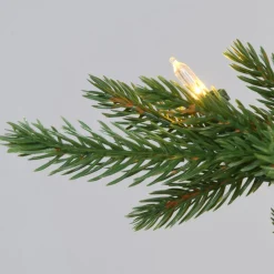 Pre-Lit Christmas Trees*The Holiday Aisle 7.5' H Green Realistic Artificial Spruce Christmas Tree With 800 Led Lights