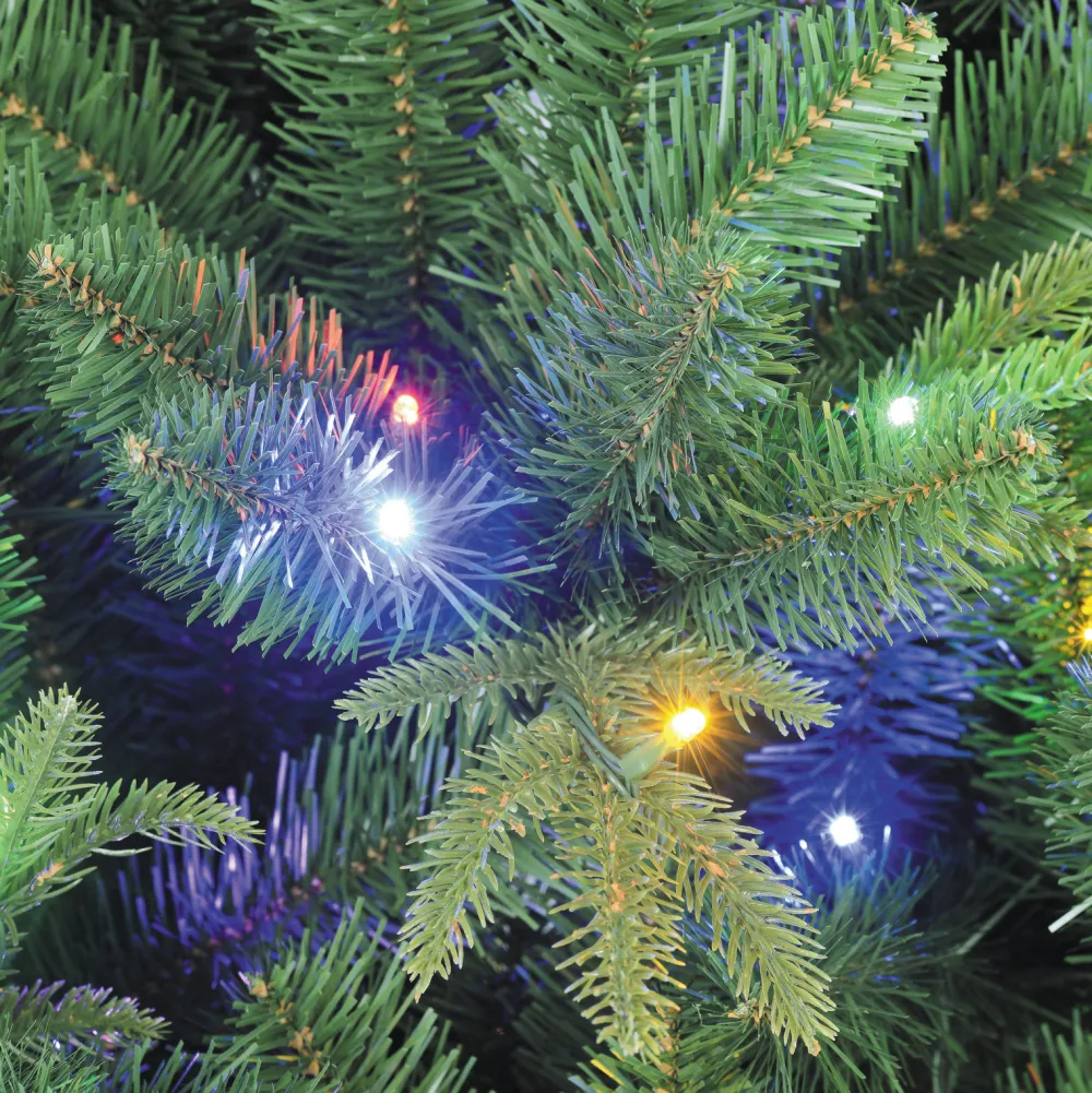 Pre-Lit Christmas Trees*The Holiday Aisle 7.5" H Green Realistic Artificial Christmas Tree With 600 Led Lights