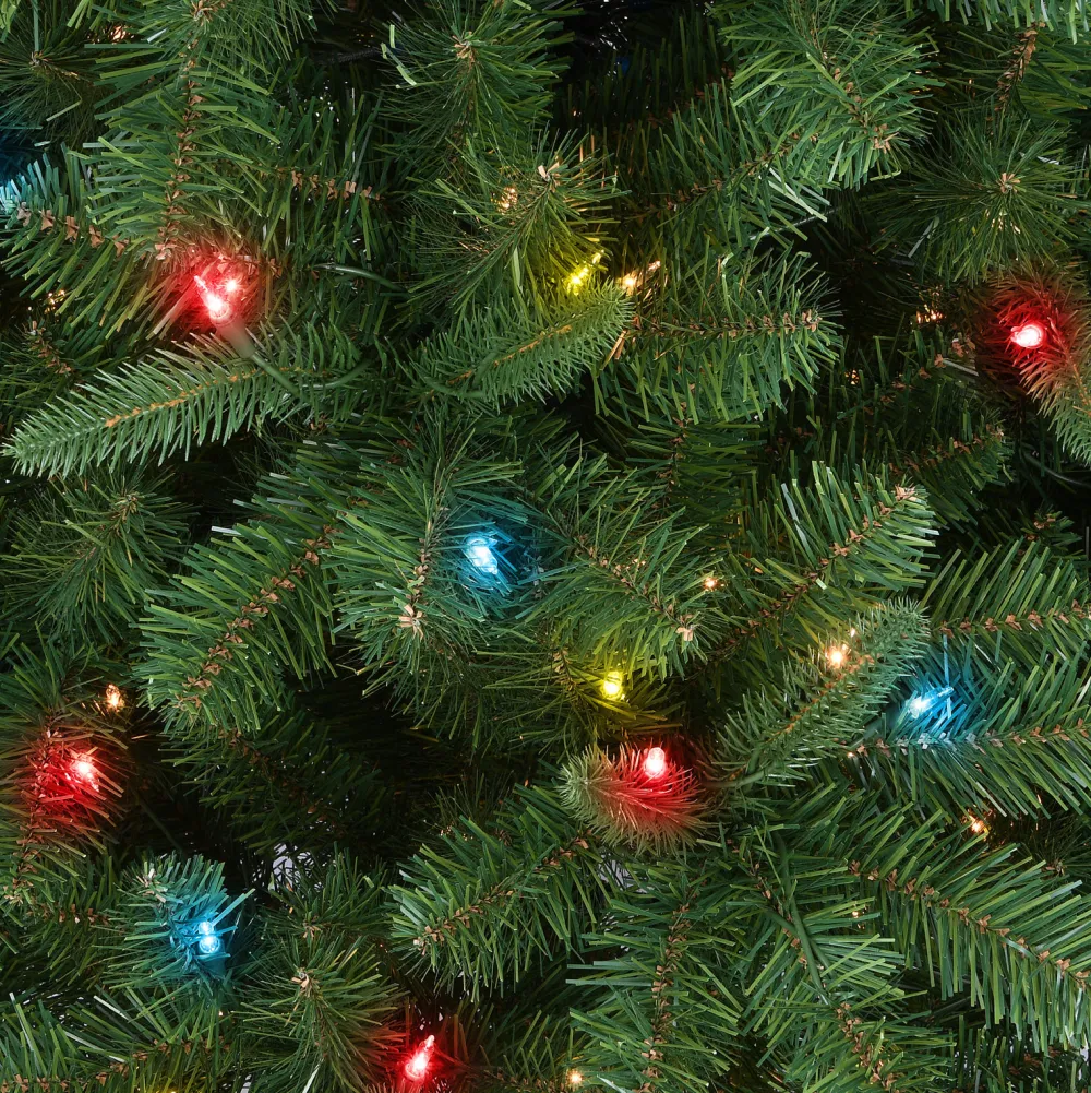 Pre-Lit Christmas Trees*The Holiday Aisle 6.5' H Green Realistic Pine Cashmere Christmas Tree With 400 Lights