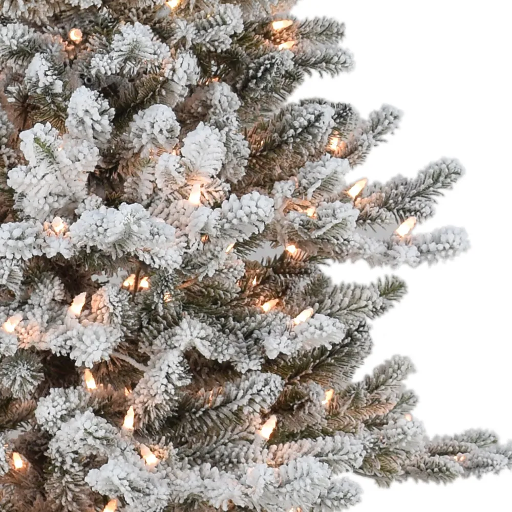 Pre-Lit Christmas Trees*The Holiday Aisle 9' H Slender Green Pine Christmas Tree With 900 Lights