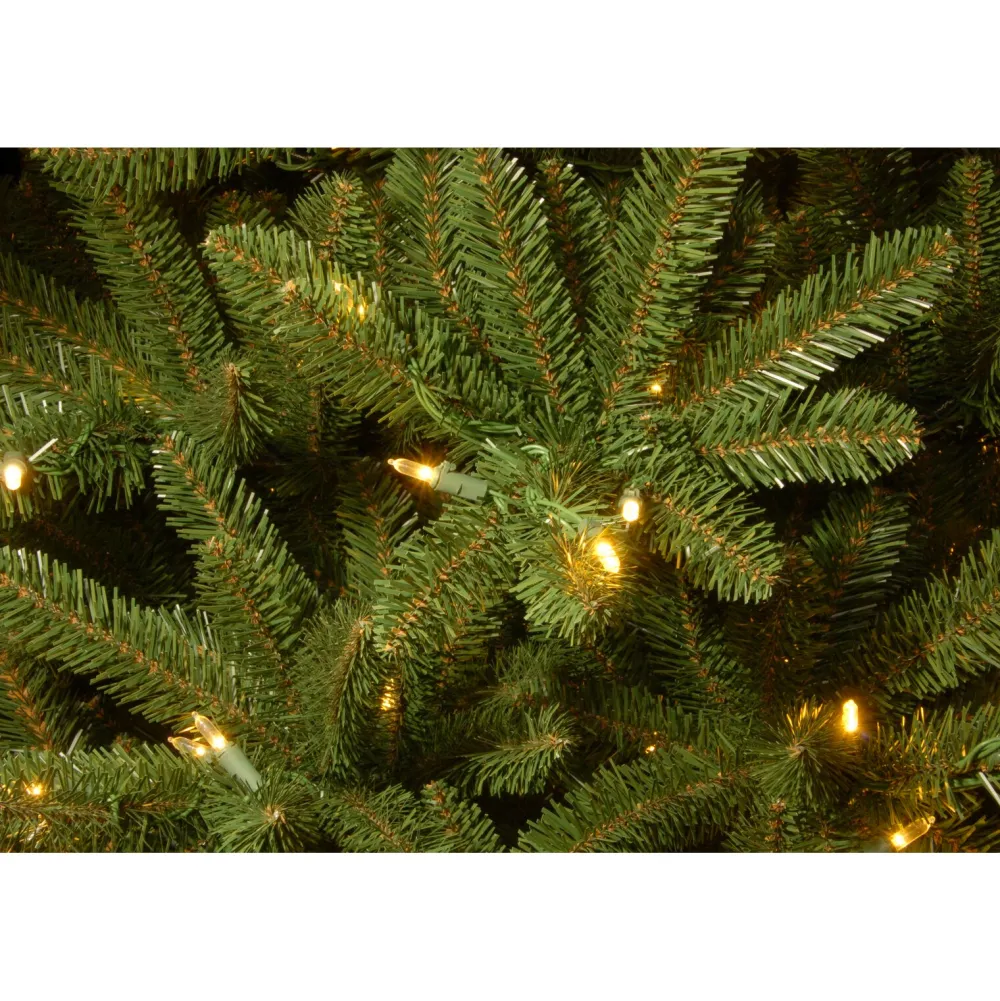 Pre-Lit Christmas Trees*Red Barrel Studio Baldrik Green Artificial Christmas Tree With 600 Clear/White Lights