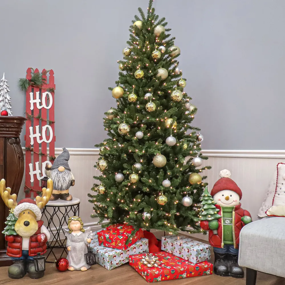 Pre-Lit Christmas Trees*Red Barrel Studio Baldrik Green Artificial Christmas Tree With 600 Clear/White Lights