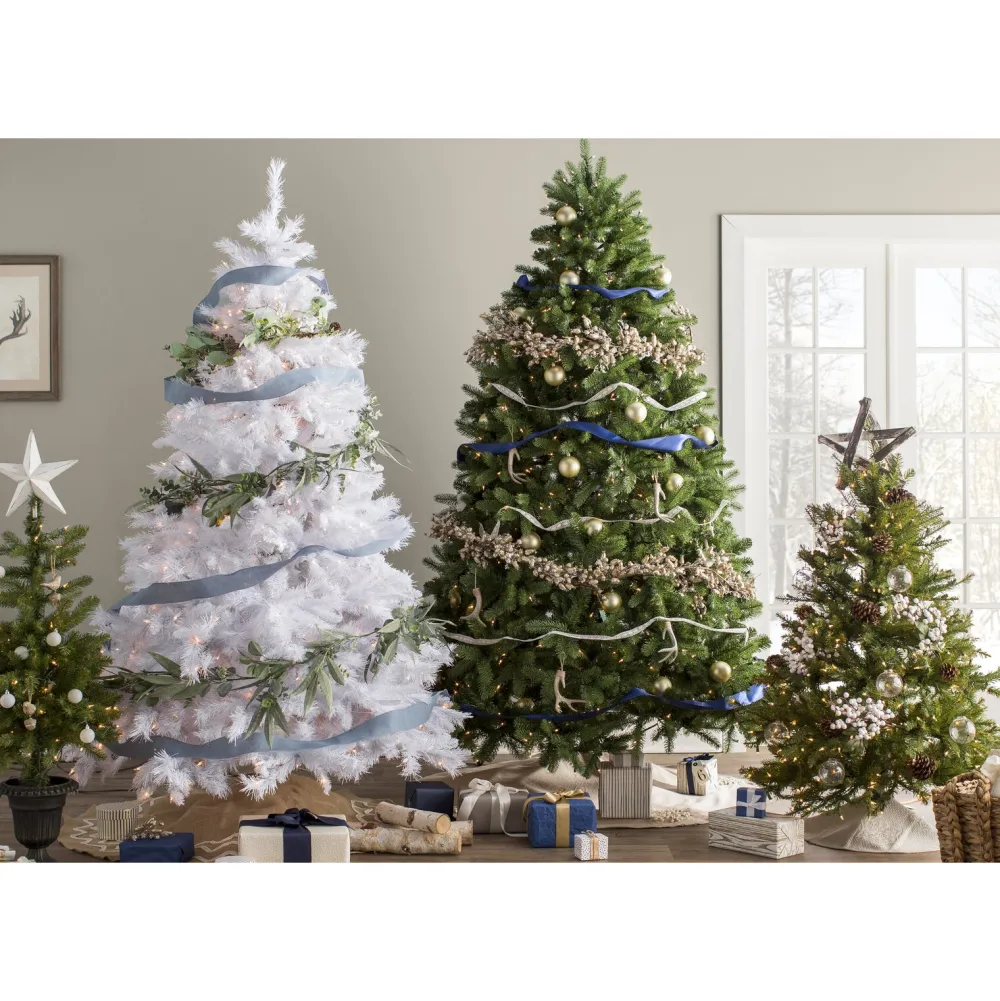 Pre-Lit Christmas Trees*Charlton Home Dunhill Fir 4' H Green Fir Christmas Tree With 70 Lights