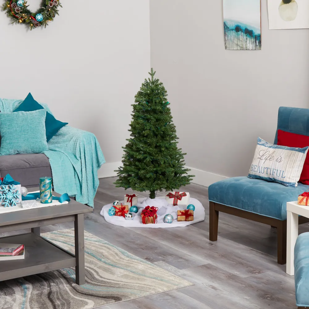 Pre-Lit Christmas Trees*The Holiday Aisle Green Artificial Realistic Fir Feather Christmas Tree With Led Steady/Constant Lights